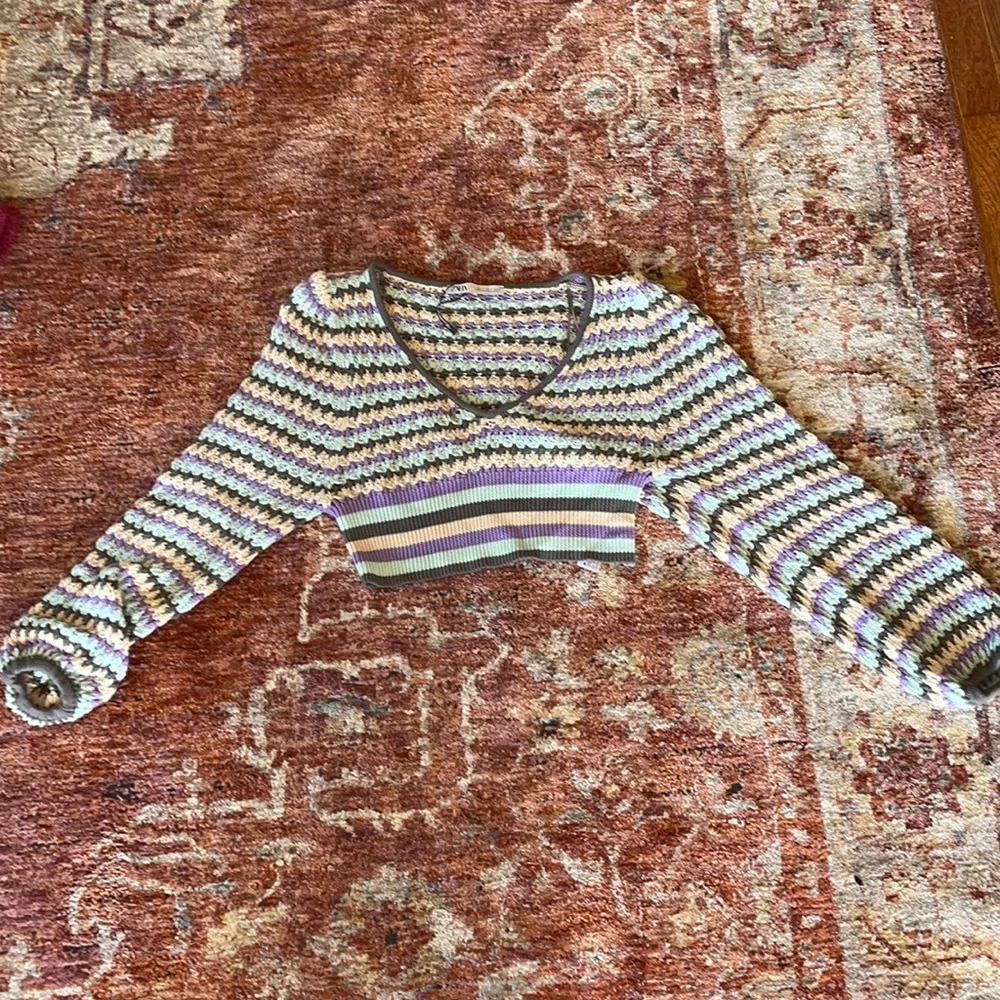 Small pastel colored top - Picture 2 of 5